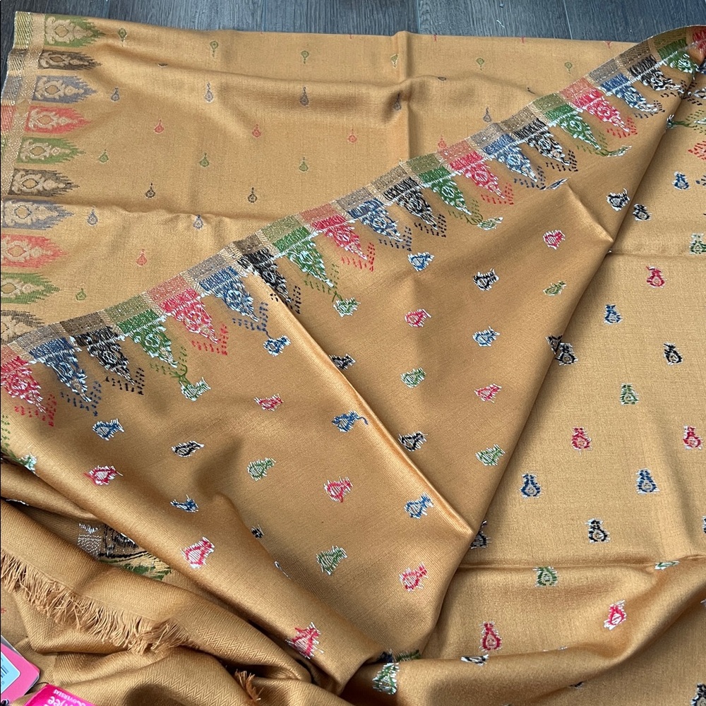 NWT Patterned Scarf - Picture 5 of 8